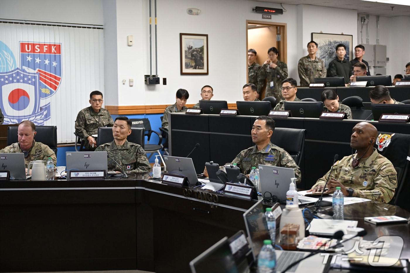 본문 이미지 - 3월 11일 방문한 진영승 합동참모의장과 제이비어 브런슨 주한미군사령관 겸 한미연합사령관이 한미연합군사령부 전시지휘소(CP-TANGO)에서 상반기 한미 연합 연습 '자유의 방패'(Freedom Shield·FS) 연습 상황을 보고받고 있다. 2026.3.11./ⓒ 뉴스1(합동참모본부 제공)