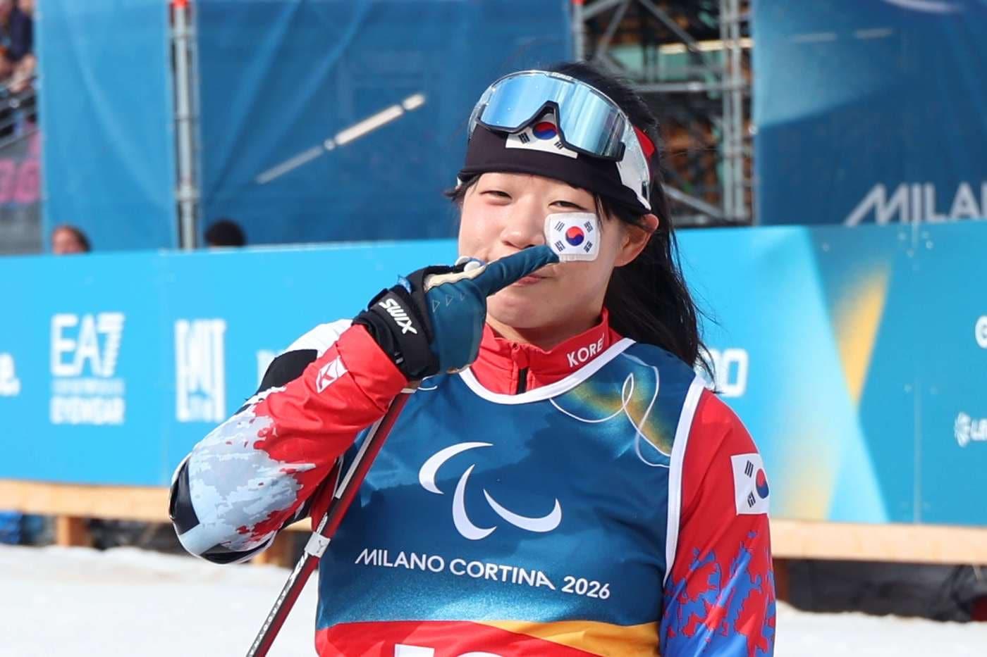 본문 이미지 - 김윤지가 11일(한국시간) 2026 밀라노·코르티나담페초 동계 패럴림픽 크로스컨트리 스키 여자 10㎞ 인터벌 스타트에서 준우승을 차지하고 기뻐하고 있다. (대한장애인체육회 제공)