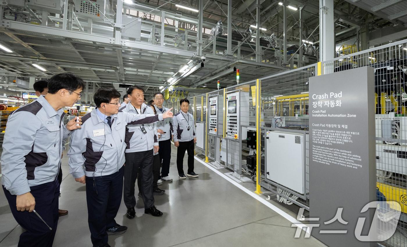 본문 이미지 - 김성환 기후에너지환경부 장관이 경기 화성 아오토랜드를 방문하여 전기차 생산 시설을 둘러보며 전기차 보급 가속화를 위한 지원방안을 논의하고 있다. (기후에너지환경부 제공. 재판매 및 DB 금지) 2026.3.11 ⓒ 뉴스1 김명섭 기자