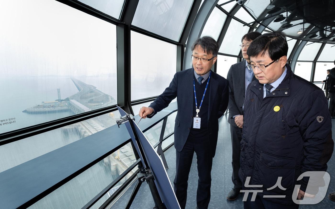 본문 이미지 - 김성환 기후에너지환경부 장관이 경기도 안산시 시화호 조력발전소 현장을 방문하여 기후 위기에 대비한 수문 증설과 조력발전 증대 계획을 점검하고 있다. (기후에너지환경부 제공. 재판매 및 DB 금지) 2026.3.11 ⓒ 뉴스1 김명섭 기자