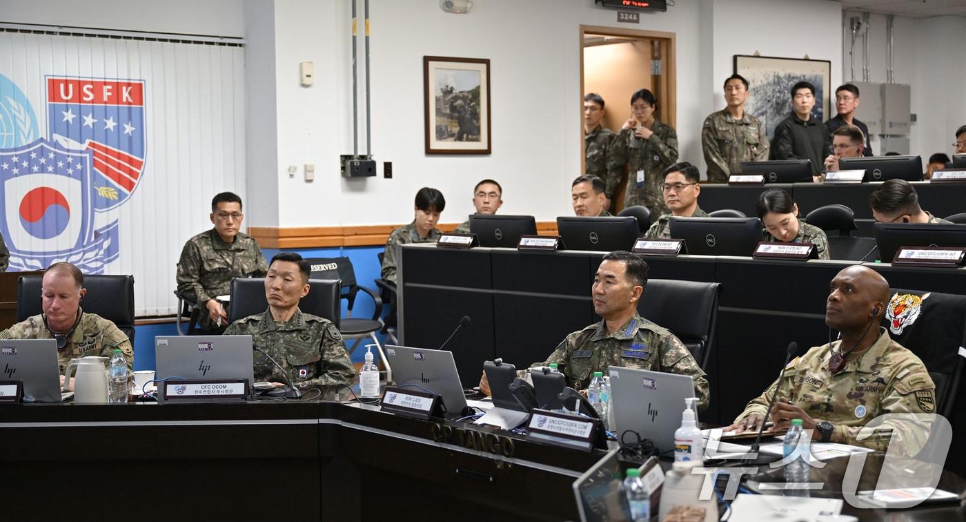 본문 이미지 - 진영승 합동참모의장과 제이비어 브런슨 한미연합사령관. (합동참모본부 제공. 재판매 및 DB 금지) ⓒ 뉴스1 김명섭 기자