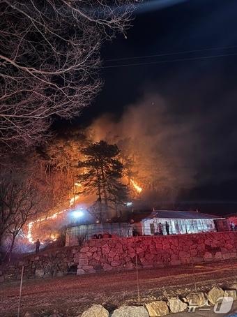 본문 이미지 - 11일 오후 7시 4분께 전북 진안군 진안읍 오천리 일원에 산불이 발생했다.(전북소방본부 제공. 재판매 및 DB금지)