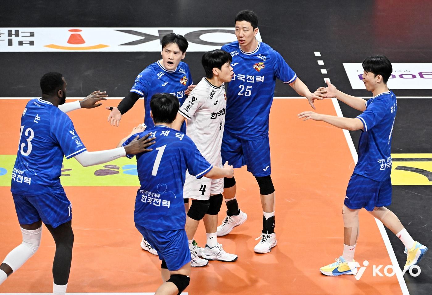 본문 이미지 - 남자 프로배구 3위에 오른 한국전력. (KOVO 제공)