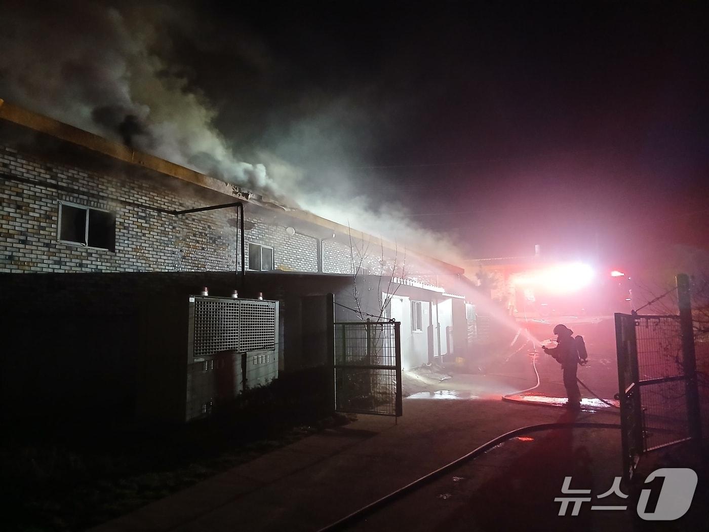본문 이미지 - 11일 오후 8시 19분께 전북 정읍시 영원면의 한 돈사에서 불이 나 소방이 진화 작업을 벌이고 있다.(전북소방본부 제공. 재판매 및 DB금지)