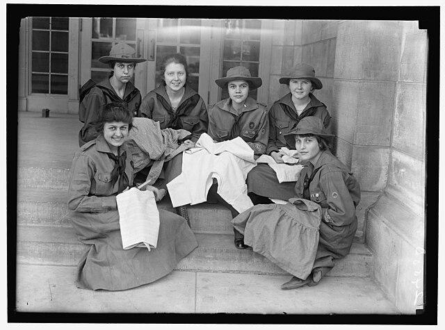 본문 이미지 - 초창기의 걸스카우트. (출처: Harris & Ewing, photographer, Public domain, via Wikimedia Commons)