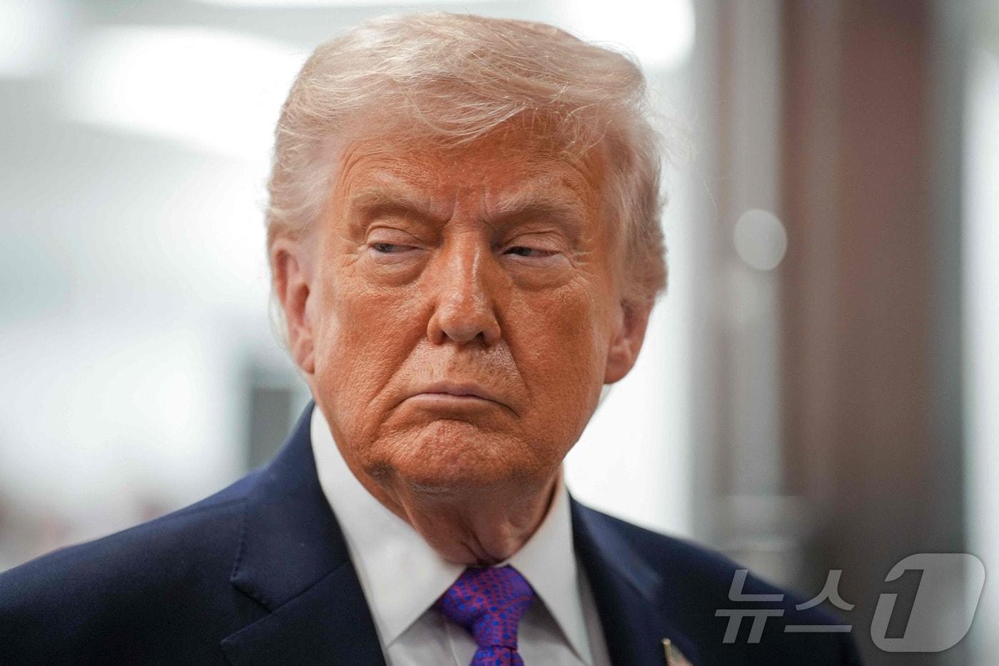 본문 이미지 - 도널드 트럼프 미국 대통령이 11일(현지시간) 오하이오주 신시내티에 소재한 바이오 기업 '써모 피셔 사이언티픽'(Thermo Fisher Scientific) 방문 행사에서 기자의 질문을 듣고 있다. 2026.03.11. ⓒ AFP=뉴스1