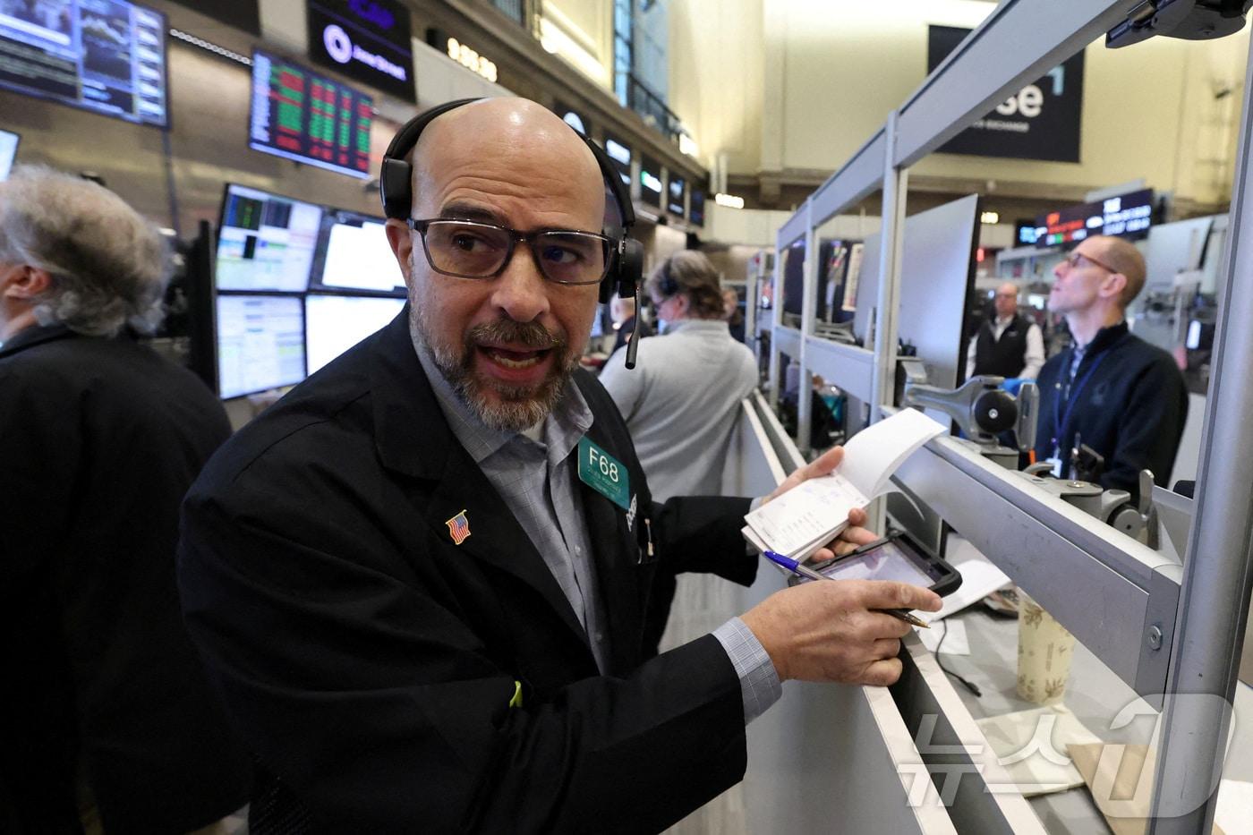 본문 이미지 - 뉴욕증권거래소(NYSE) 아메리칸(AMEX) 거래소에서 선물·옵션 트레이더들이 거래하고 있다. 2026.2.9ⓒ 로이터=뉴스1