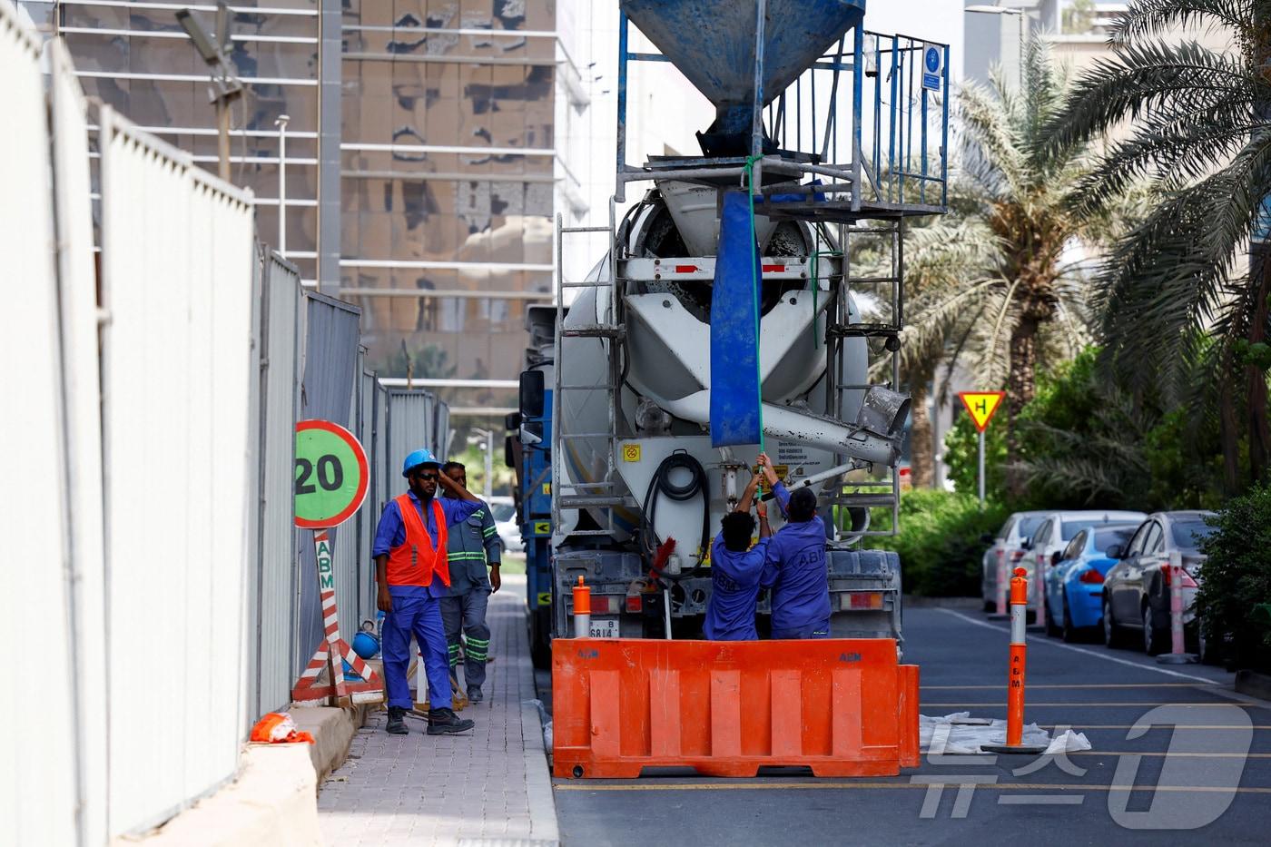 본문 이미지 - 아랍에미리트(UAE) 두바이의 이주노동자들. (자료사진) 2025.8.11 ⓒ 로이터=뉴스1