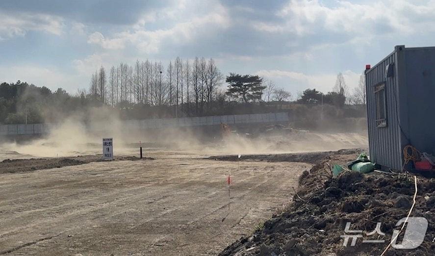 본문 이미지 - 비산먼지를 다량 발생시키는 토목공사 현장.(부산시 제공. 재판매 및 DB금지)