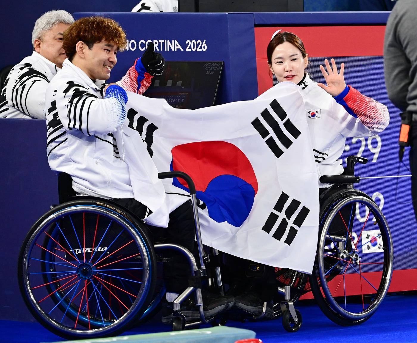 본문 이미지 - 2026 밀라노·코르티나담페초 동계 패럴림픽에서 은메달을 획득한 휠체어컬링 백혜진-이용석 (사진제공=사진공동취재단)