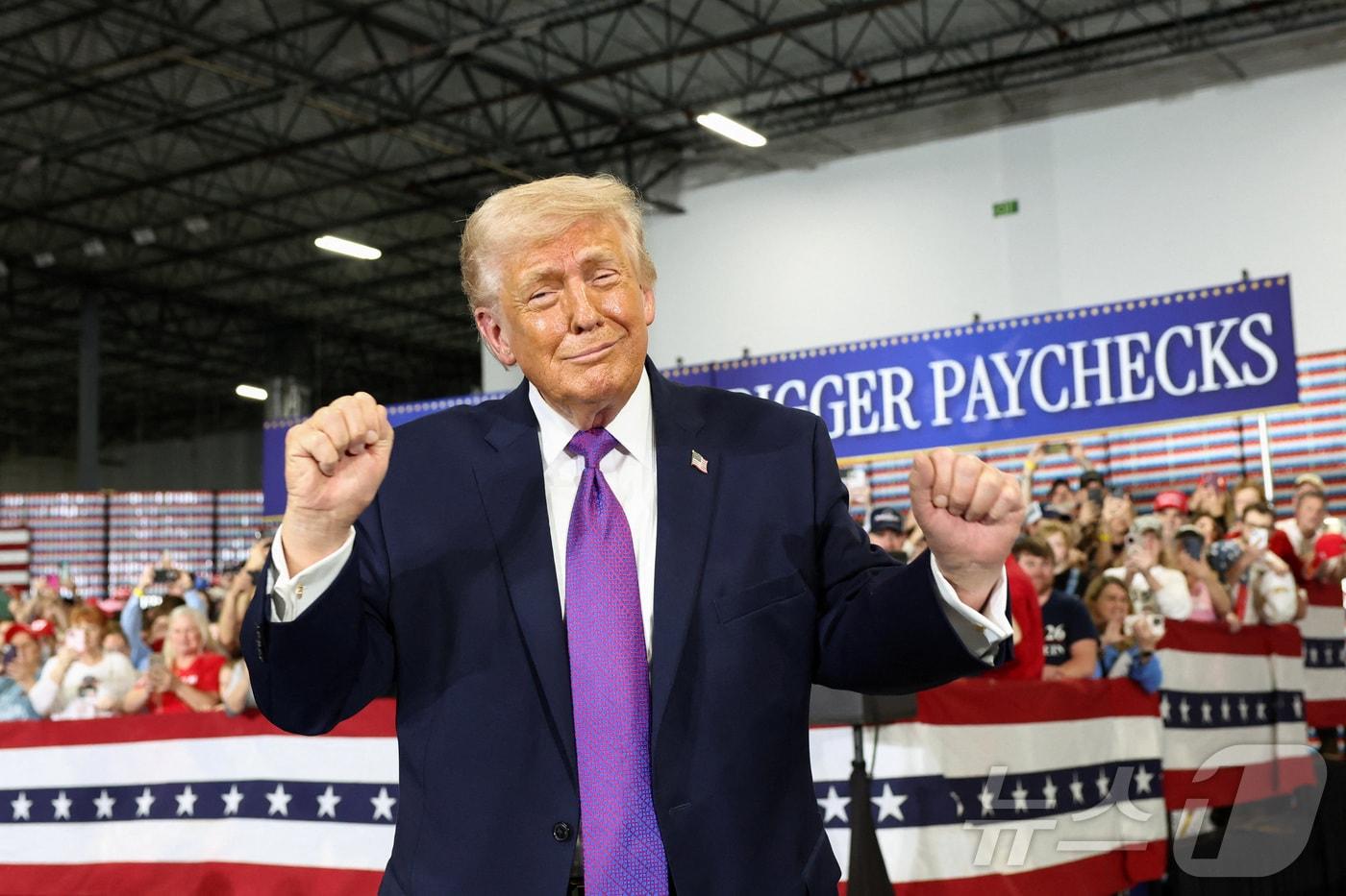 본문 이미지 - 미국 켄터키주 헤브런에 있는 버스트 로지스틱스를 방문한 도널드 트럼프 미국 대통령이 11일(현지시간) 지지자들의 환호에 몸짓을 하고 있다. 2026.03.11 ⓒ 로이터=뉴스1