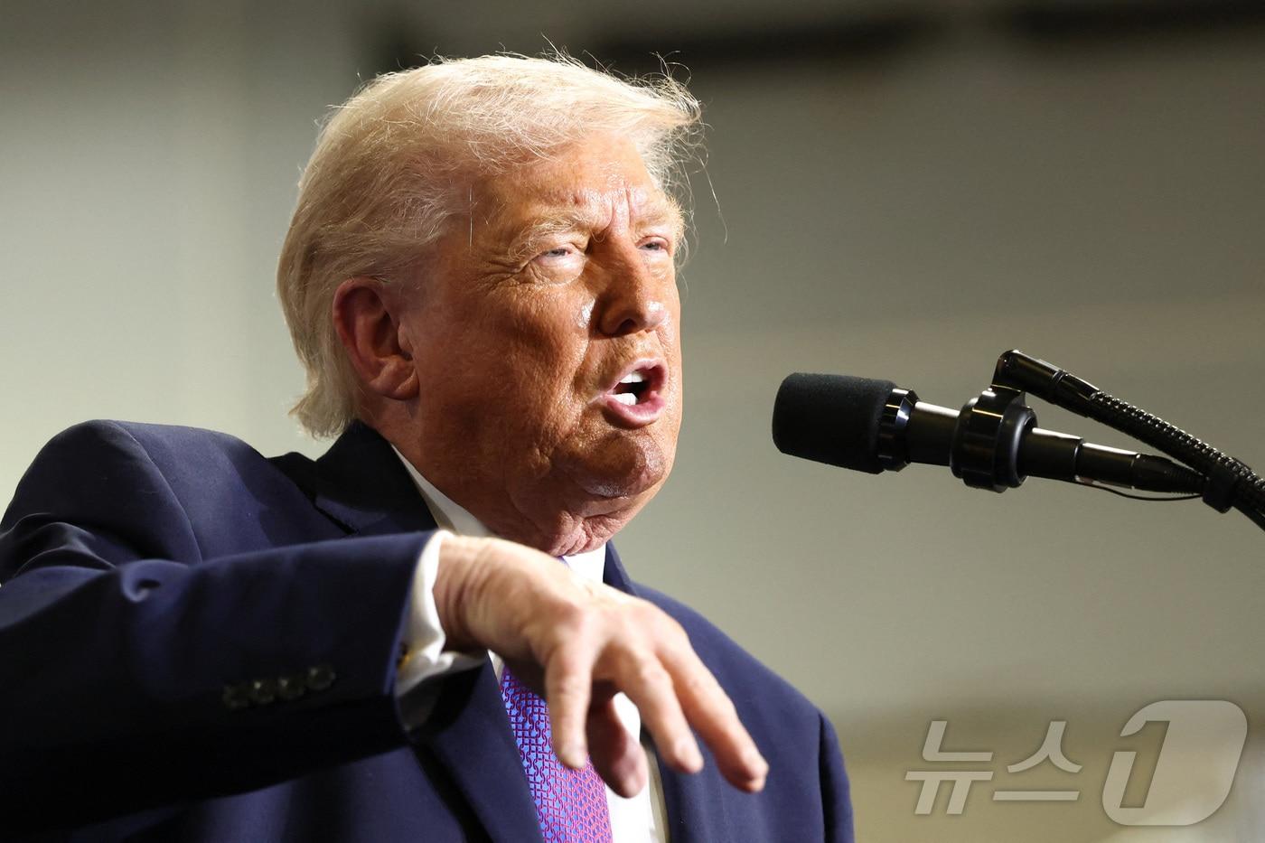 본문 이미지 - 11일(현지시간) 미국 켄터키주 헤브런에 있는 버스트 로지스틱스를 방문한 도널드 트럼프 미국 대통령이 연설하고 있다. 2026.03.11 ⓒ 로이터=뉴스1