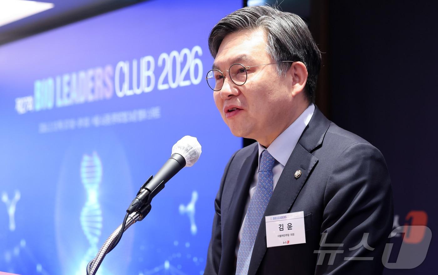 본문 이미지 - 김윤 더불어민주당 의원이 12일 오전 서울 중구 롯데호텔에서 열린 '제27회 바이오리더스클럽'에서 축사를 하고 있다. 2026.3.12 ⓒ 뉴스1 김성진 기자