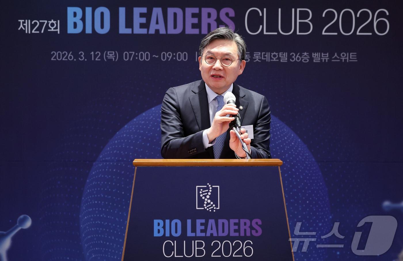 본문 이미지 - 김윤 더불어민주당 의원이 12일 오전 서울 중구 롯데호텔에서 열린 '제27회 바이오리더스클럽'에서 축사를 하고 있다. 2026.3.12 ⓒ 뉴스1 김성진 기자