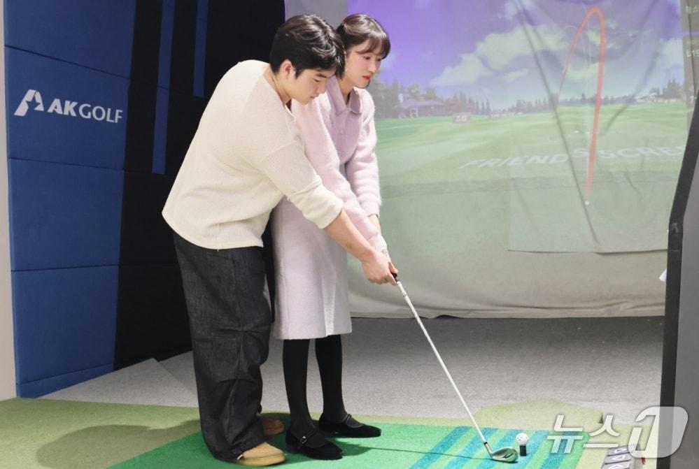 본문 이미지 - 롯데아울렛 율하점 1층 AK골프 매장을 찾은 고객이 신제품을 시타하고 있다.(롯데백화점 제공, 재판매 및 DB 금지)