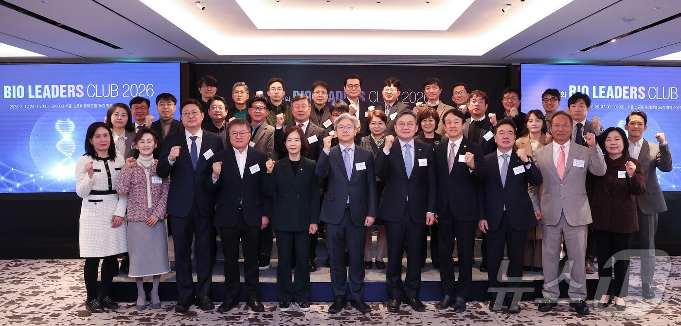 본문 이미지 - 이영섭 뉴스1 대표이사가 12일 오전 서울 중구 롯데호텔에서 열린 '제27회 바이오리더스클럽'에서 참석자들과 기념촬영을 하고 있다. 왼쪽부터 권혜영 목원대 교수, 동을원 게이트웨이사이언스 대표이사, 강석연 식품의약품안전평가원장, 박영민 국가신약개발산업단(KDDF) 단장, 최수진 국민의힘 의원, 이영섭 뉴스1 대표이사, 김윤 더불어민주당 의원, 이병건 국제백신연구소 한국후원회 이사장, 조용준 동구바이오제약 회장, 황규석 서울시의사회장, 송영주 법무법인 태평양 고문. 2026.3.12 ⓒ 뉴스1 김성진 기자