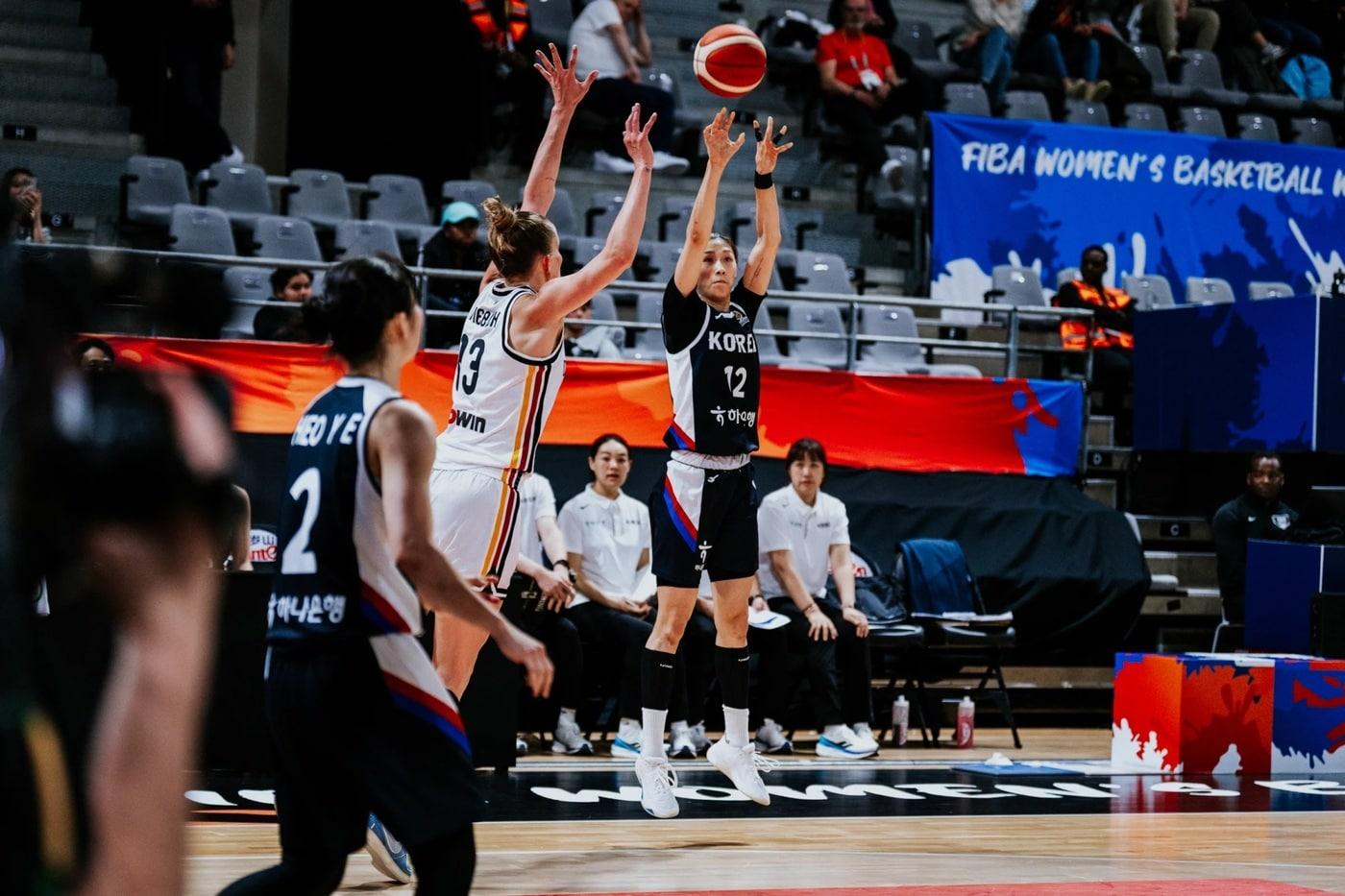 본문 이미지 - 한국이 12일(한국시간) 프랑스에서 열린 2026 FIBA 여자 농구 월드컵 최종예선 A조 1차전에서 독일에 49-76으로 졌다. (FIBA 제공)