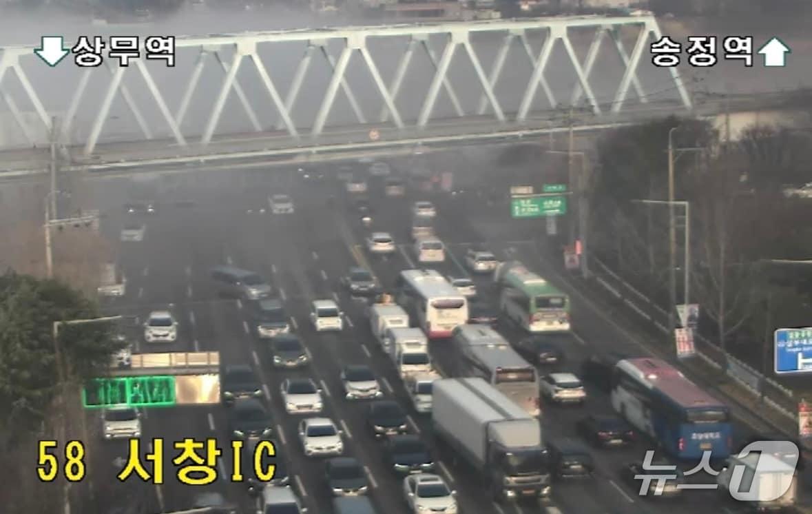 본문 이미지 - 12일 광주 광산구 신촌동 극락교 일대 보수공사로 차량 정체가 이어지고 있다.(cctv 캡처)