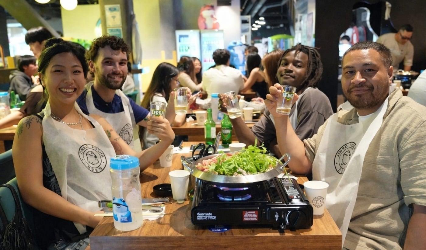 본문 이미지 - 호주 멜버른 진로포차에서 현지인들이 진로(JINRO) 제품과 테라 맥주를 음용하고 있다.(하이트진로 제공)