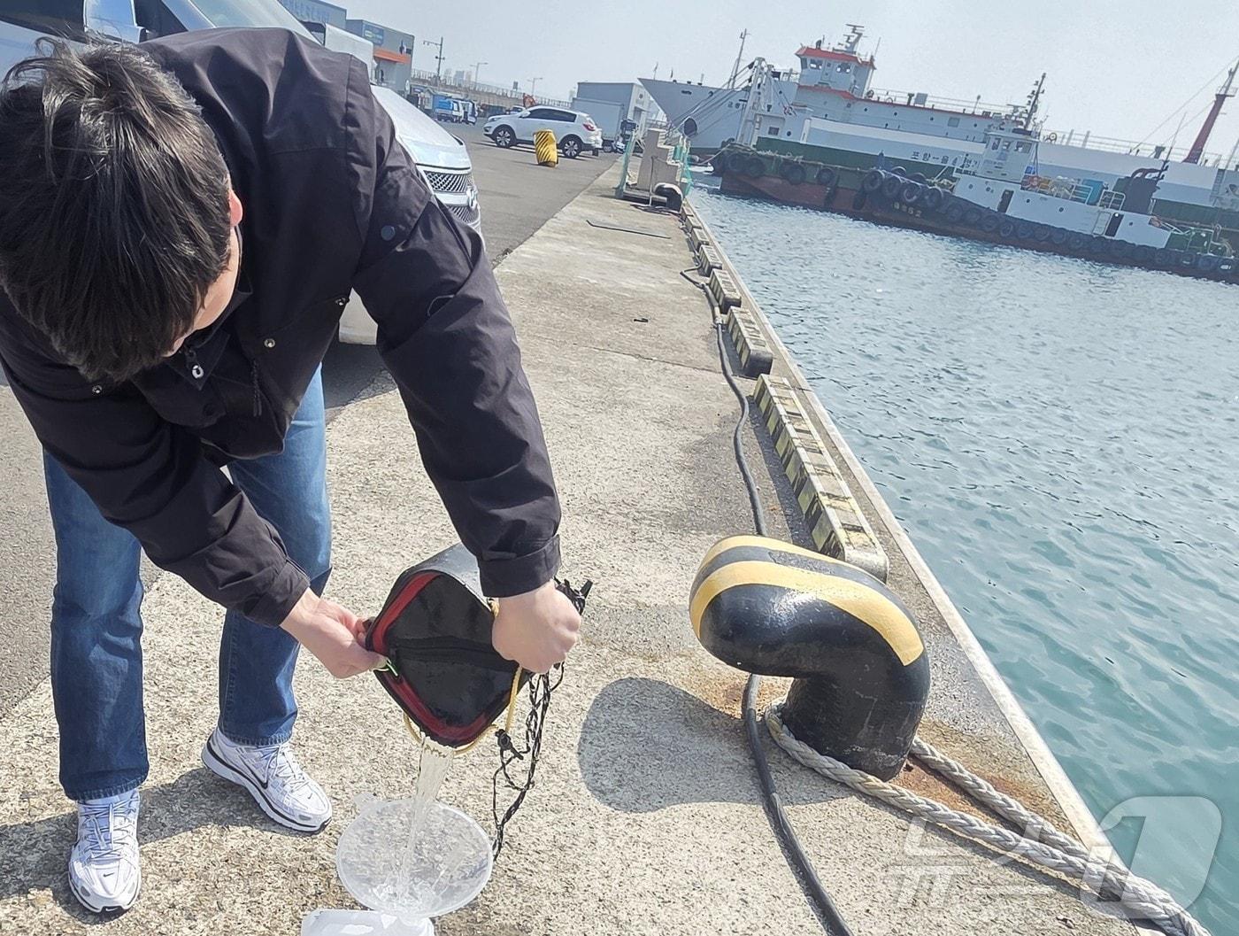 본문 이미지 - 경북도 보건환경연구원의  해수 조사  자료사진.(경북도 제공, 재판매 및 DB 금지)/뉴스1