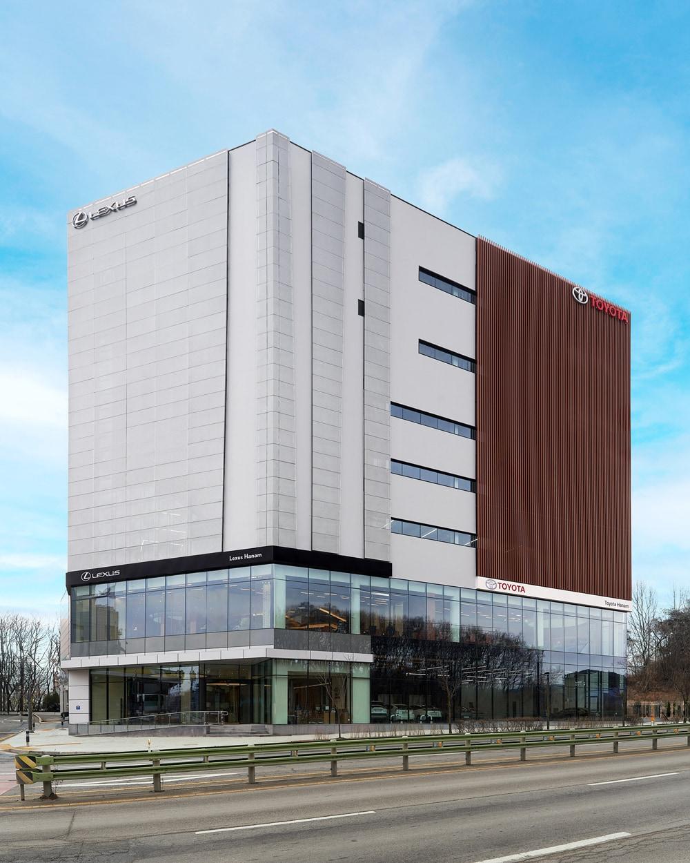 본문 이미지 - 렉서스·토요타 하남 전시장 및 종합 서비스센터 전경. (한국토요타자동차 제공)
