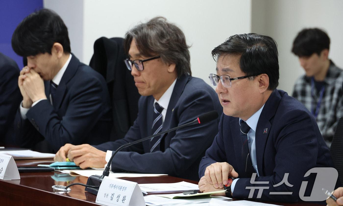 본문 이미지 - 김성환 기후에너지환경부 장관이 12일 서울 여의도 국회 의원회관에서 열린 에너지 관련 당정협의회에서 발언하고 있다. 2026.3.12 ⓒ 뉴스1 신웅수 기자