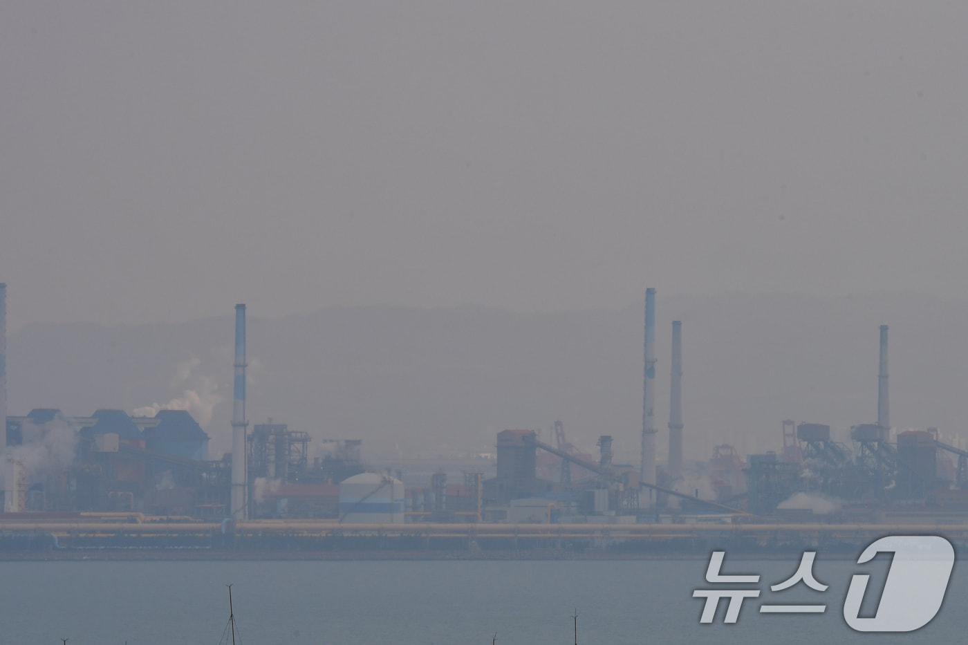 본문 이미지 - 12일 오전 포스코 포항제철소 상공 위로 희뿌연 초미세먼지가 가득하다.  2026.3.12 ⓒ 뉴스1 최창호 기자
