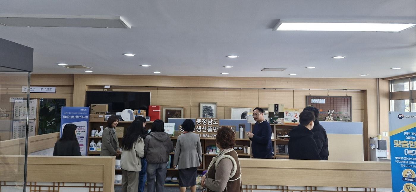 본문 이미지 - 부여군청 본관 1층에서 운영한 중증장애인 생산제품 홍보 전시장 모습.(군 제공. 재판매 및 DB금지)/뉴스1
