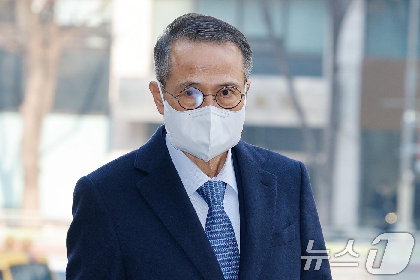 본문 이미지 - 강서구청장 보궐선거 개입 의혹을 받고 있는 김규현 전 국정원장이 12일 오전 마포구 서울경찰청 광역수사단에서 피의자 신분으로 조사를 받기 위해 출석하고 있다. ⓒ 뉴스1 안은나 기자