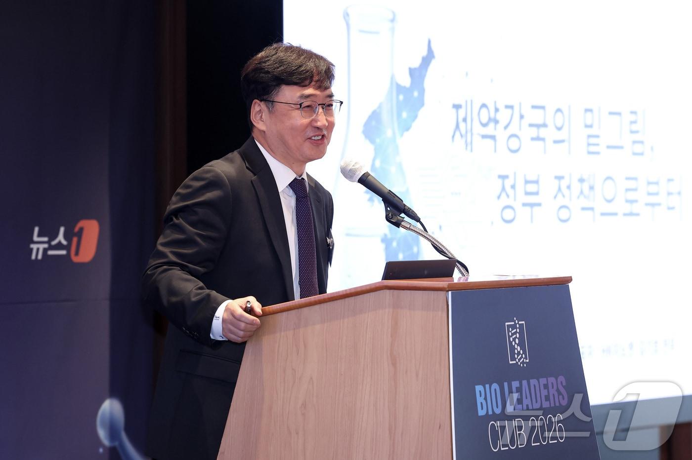 본문 이미지 - 김기호 HK이노엔 전략지원실 전무가 12일 오전 서울 중구 롯데호텔에서 열린 '제27회 바이오리더스클럽'에서 '제약강국 밑그림, 정부 정책으로부터'라는 주제로 강연하고 있다. 2026.3.12 ⓒ 뉴스1 김성진 기자