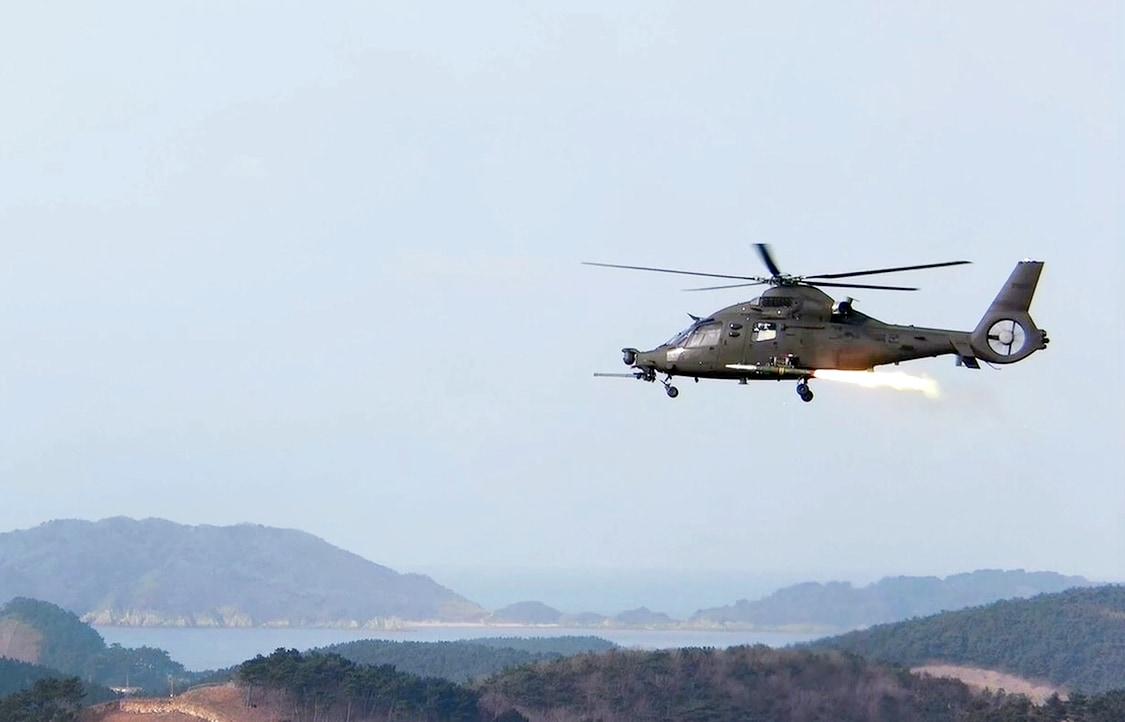 본문 이미지 - 10일 충남 태안 안흥시험센터에서 실시한 품질인증사격시험에서 소형무장헬기 공대지유도탄 '천검'이 발사되고 있다.(국방기술품질원 제공)