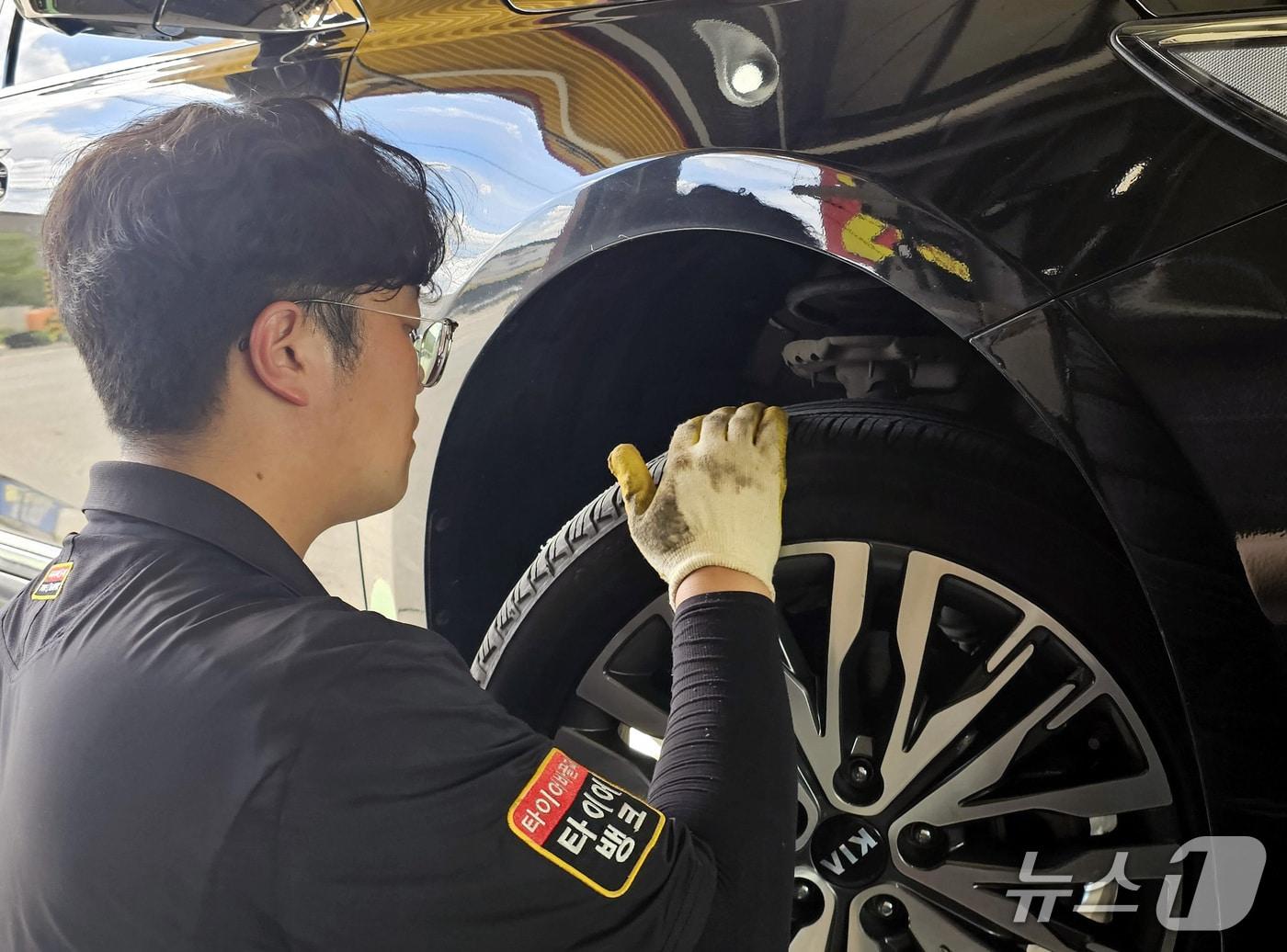 본문 이미지 - 타이어 점검 모습. (타이어뱅크 제공. 재판매 및 DB금지) 2026.3.12/뉴스1