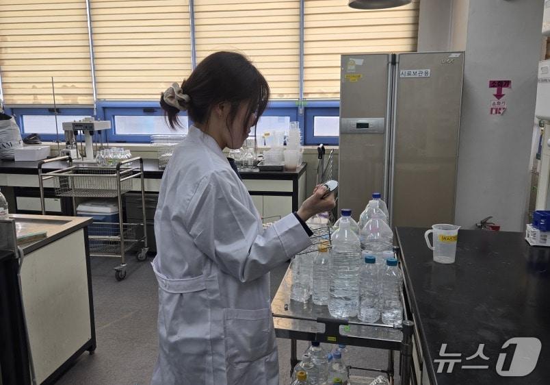 본문 이미지 - 먹는샘물 연구 장면 (인천시 제공.재판매 및 DB금지)