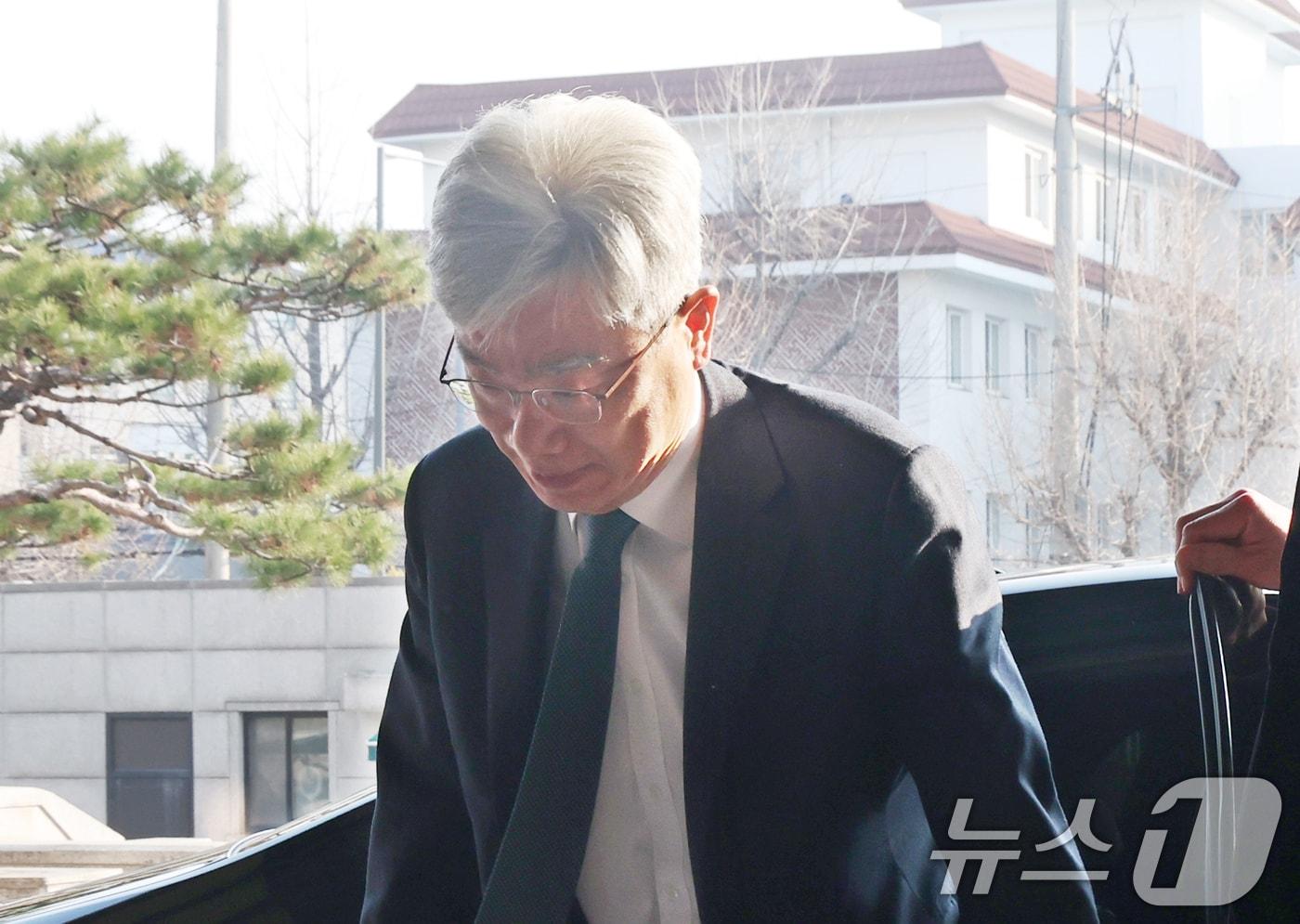 본문 이미지 - 김상환 헌법재판소 소장이 12일 오전 서울 종로구 헌법재판소로 출근하고 있다.2026.3.12 ⓒ 뉴스1 김진환 기자