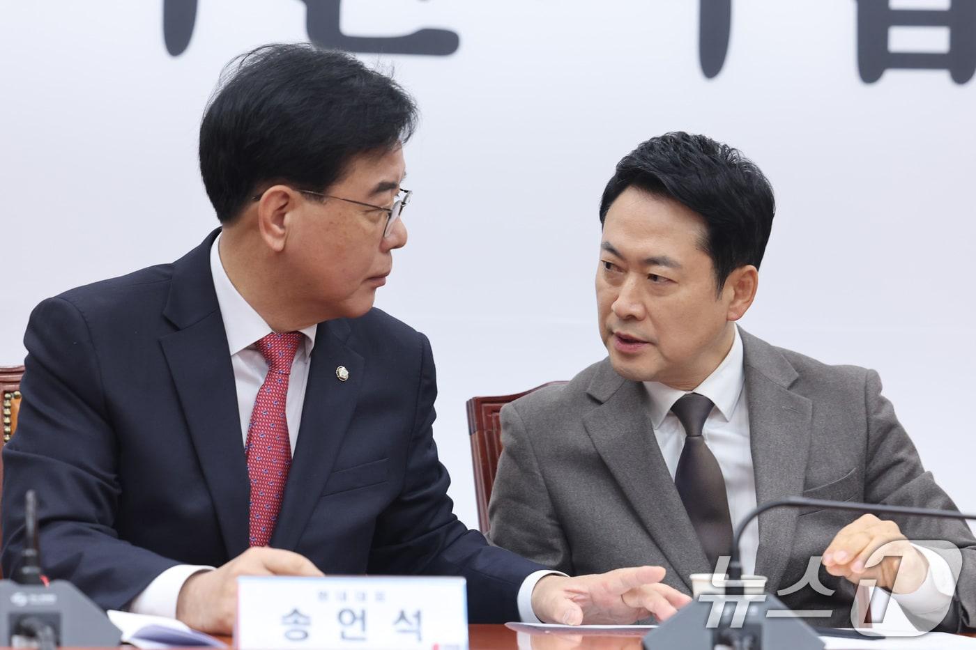 본문 이미지 - 장동혁 국민의힘 대표와 송언석 원내대표가 12일 서울 여의도 국회에서 열린 최고위원회의에서 대화하고 있다. 2026.3.12 ⓒ 뉴스1 신웅수 기자