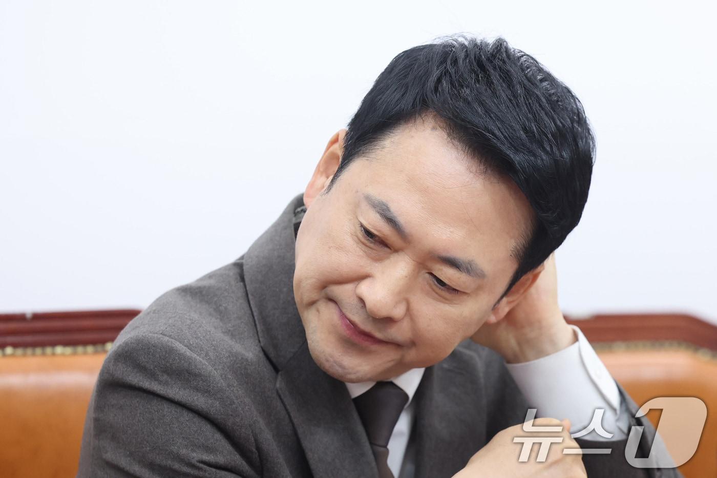 본문 이미지 - 장동혁 국민의힘 대표가 12일 서울 여의도 국회에서 열린 최고위원회의에서 생각에 잠겨 있다. 2026.3.12 ⓒ 뉴스1 신웅수 기자