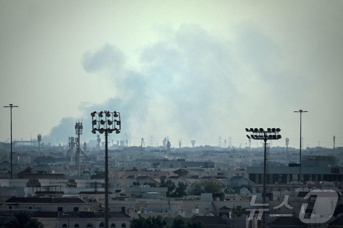 본문 이미지 - 2026년 2월 28일(현지시간) 미국과 이스라엘이 이란을 공습한 후 이란이 카타르의 도하 알 우데이드 공군기지를 보복 공격한 장면. 이 기지에는 카타르 공군과 미군 등이 주둔하고 있다. ⓒ AFP=뉴스1