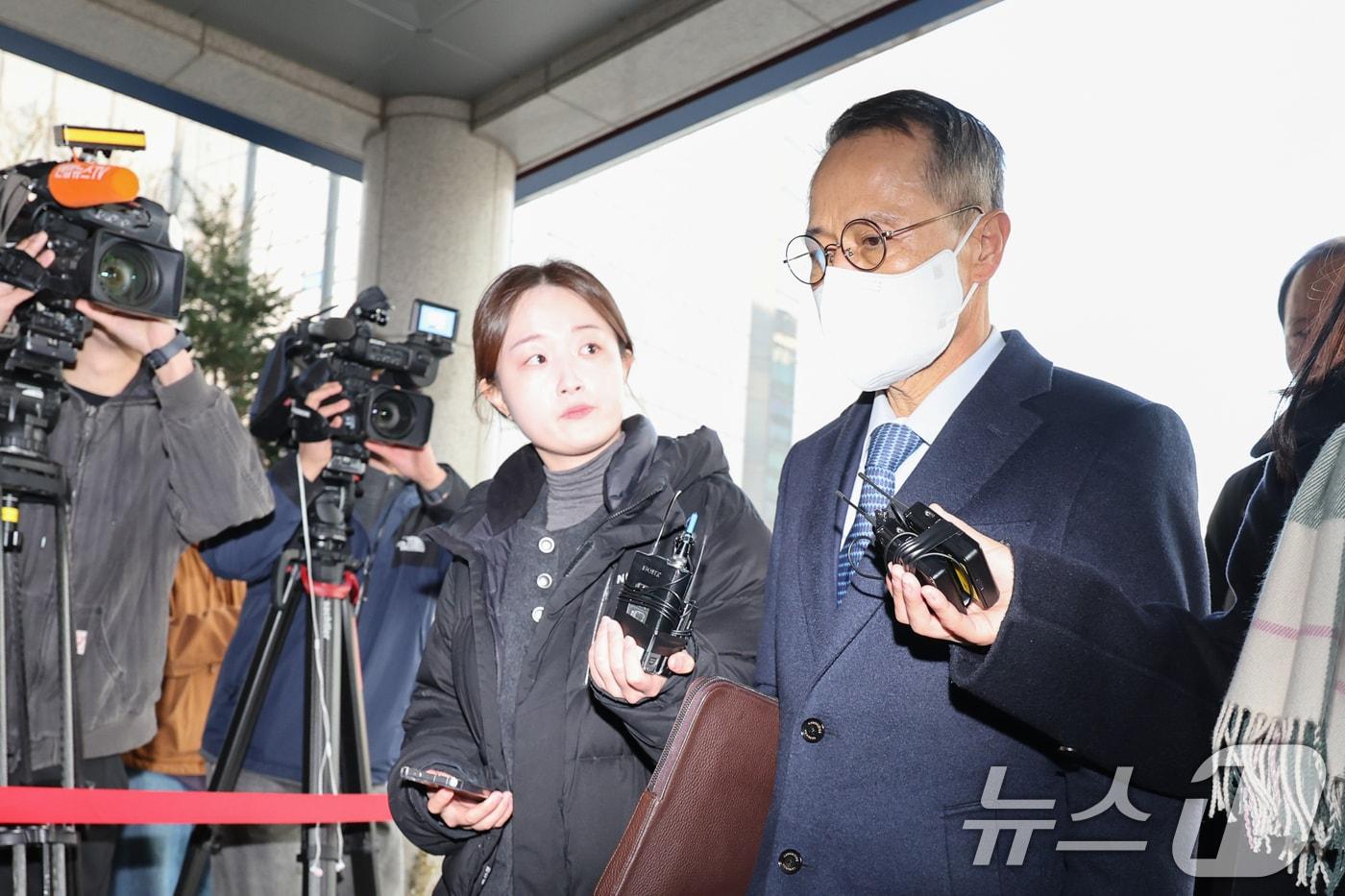 본문 이미지 - 강서구청장 보궐선거 개입 의혹을 받고 있는 김규현 전 국정원장이 12일 오전 마포구 서울경찰청 광역수사단에서 피의자 신분으로 조사를 받기 위해 출석하고 있다. 2026.3.12 ⓒ 뉴스1 안은나 기자