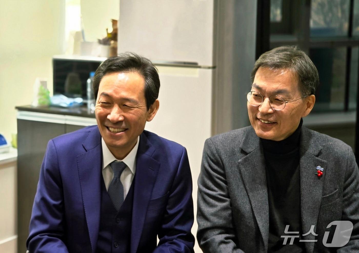 본문 이미지 - 11일 강원 동해시 강원경제자유구역 홍보관을 찾은 우상호 더불어민주당 강원도지사 예비후보(사진 왼쪽)와 같은 당 김중남 강릉시장 예비후보.(김중남 예비후보 특 제공, 재판매 및 DB 금지) 2026.3.11/뉴스1