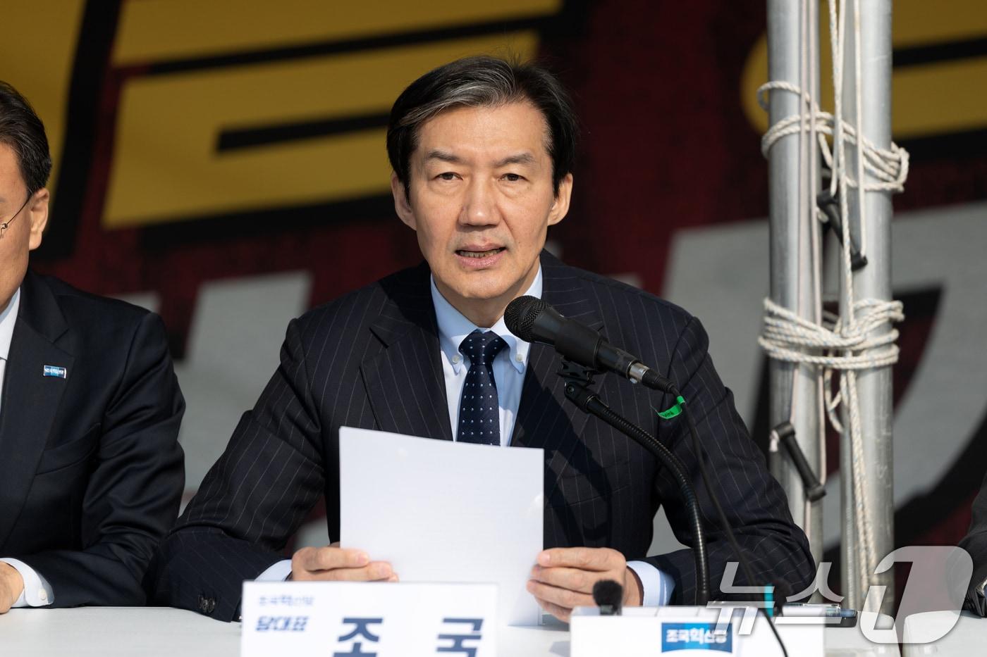 본문 이미지 - 조국 조국혁신당 대표가 12일 서울 여의도 국회 본청 앞 천막에서 열린 최고위원회의에서 모두발언하고 있다. 2026.3.12 ⓒ 뉴스1 이승배 기자