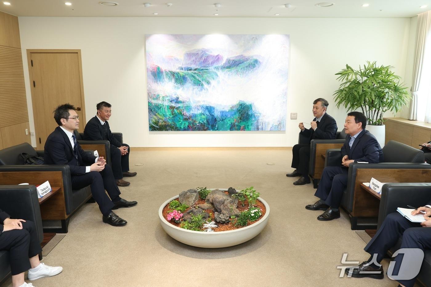 본문 이미지 - 윤석대 한국수자원공사 사장(오른쪽)이 야마구치 타다유키 NTT동일본주식회사 최고기술책임자(CTO)(가운데)와 일본 현지 사업방안에 대해 논의하고 있다.(한국수자원공사 제공.재판매 및 DB금지)/뉴스1