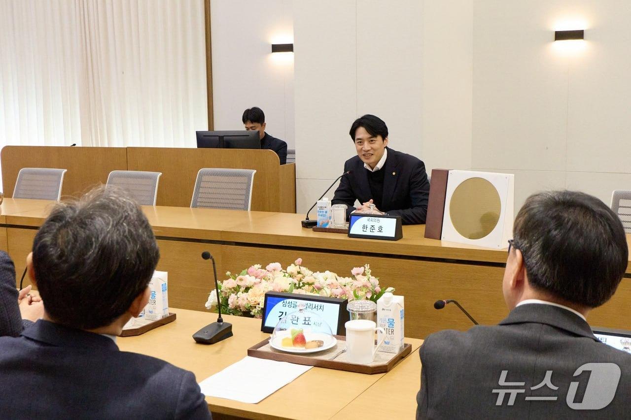 본문 이미지 - 한준호 의원이 11일 삼성전자 평택캠퍼스에서 김완표 사장 등 삼성전자 관계자들과 반도체 산업 현안과 기업 애로사항과 관련해 지어부와 지자체 차원의 지원방안을 논의하고 있다.