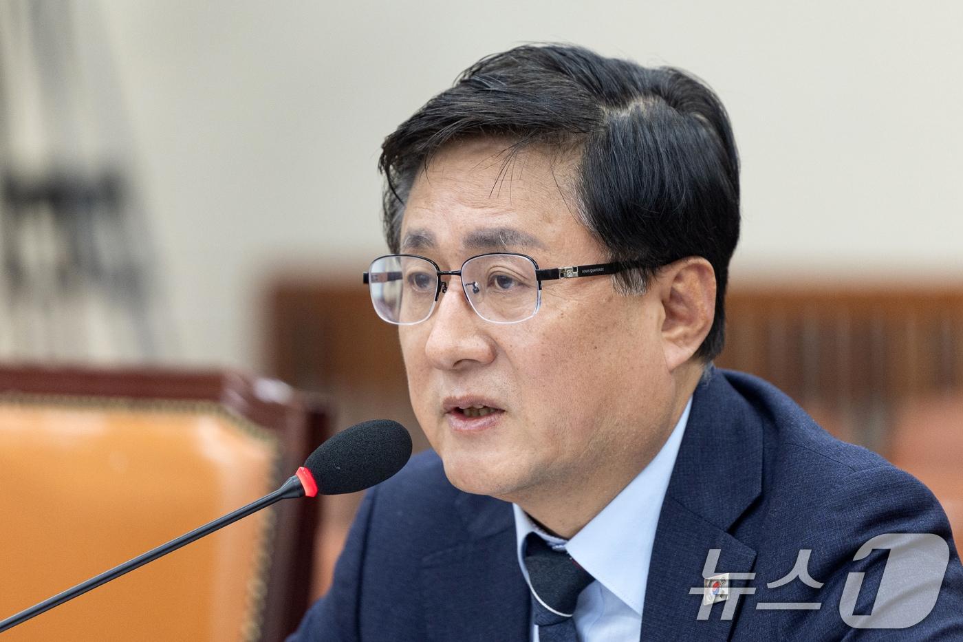 본문 이미지 - 12일 서울 여의도 국회에서 열린 제433회국회(임시회) 기후에너지환경노동위원회 제9차 전체회의에서 김성환 기후에너지환경부 장관이 의원 질의에 답변하고 있다. 2026.3.12 ⓒ 뉴스1 이승배 기자