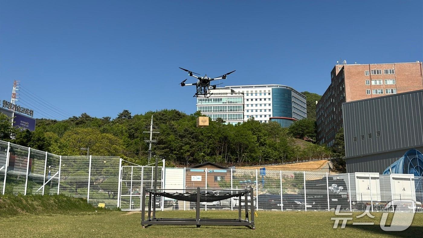 본문 이미지 - 드론 배송 낙하 장면 자료사진(구미시 제공. 재판매 및 DB금지)/뉴스1