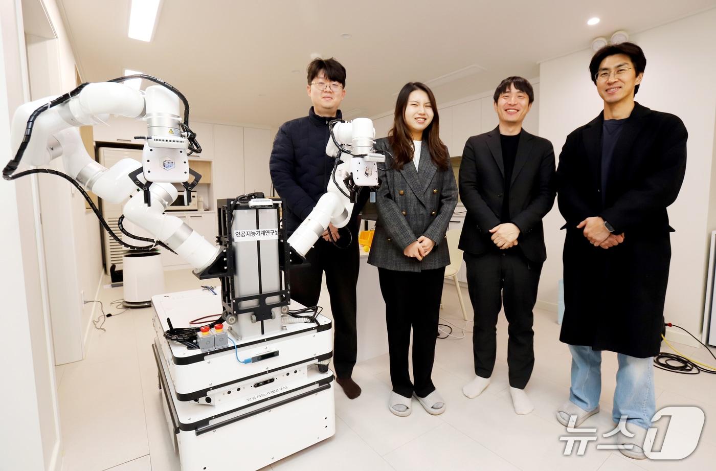 본문 이미지 - 로봇 범용 작업 인공지능(RoGeTA) 프레임워크를 개발한 한국기계연구원 인공지능기계연구실 김정중 실장(오른쪽 두 번째) 연구팀(기계연 제공) /뉴스1