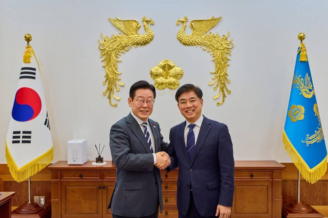 본문 이미지 - 이재명 대통령(왼쪽)과 김병욱 6·3지방선거 경기 성남시장 더불어민주당 예비후보(김 예비후보 페이스북 갈무리).