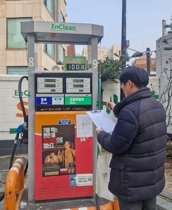 본문 이미지 - 주유소 점검하는 모습