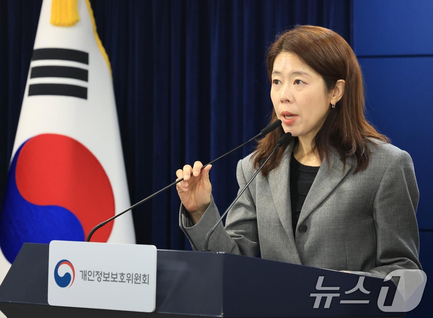 본문 이미지 - 윤여진 개인정보보호위원회 조사1과장이 12일 서울 종로구 정부서울청사에서 개인정보 보호 법규 위반한 '롯데카드'에 대한 제재를 발표하고 있다. 개인정보위는 개인정보 보호 법규를 위한반 롯데카드에 과징금 96억 2,000만원과 과태료 480만원을 부과하고 시정 및 공표 명령을 의결했다. 2026.3.12 ⓒ 뉴스1 임세영 기자