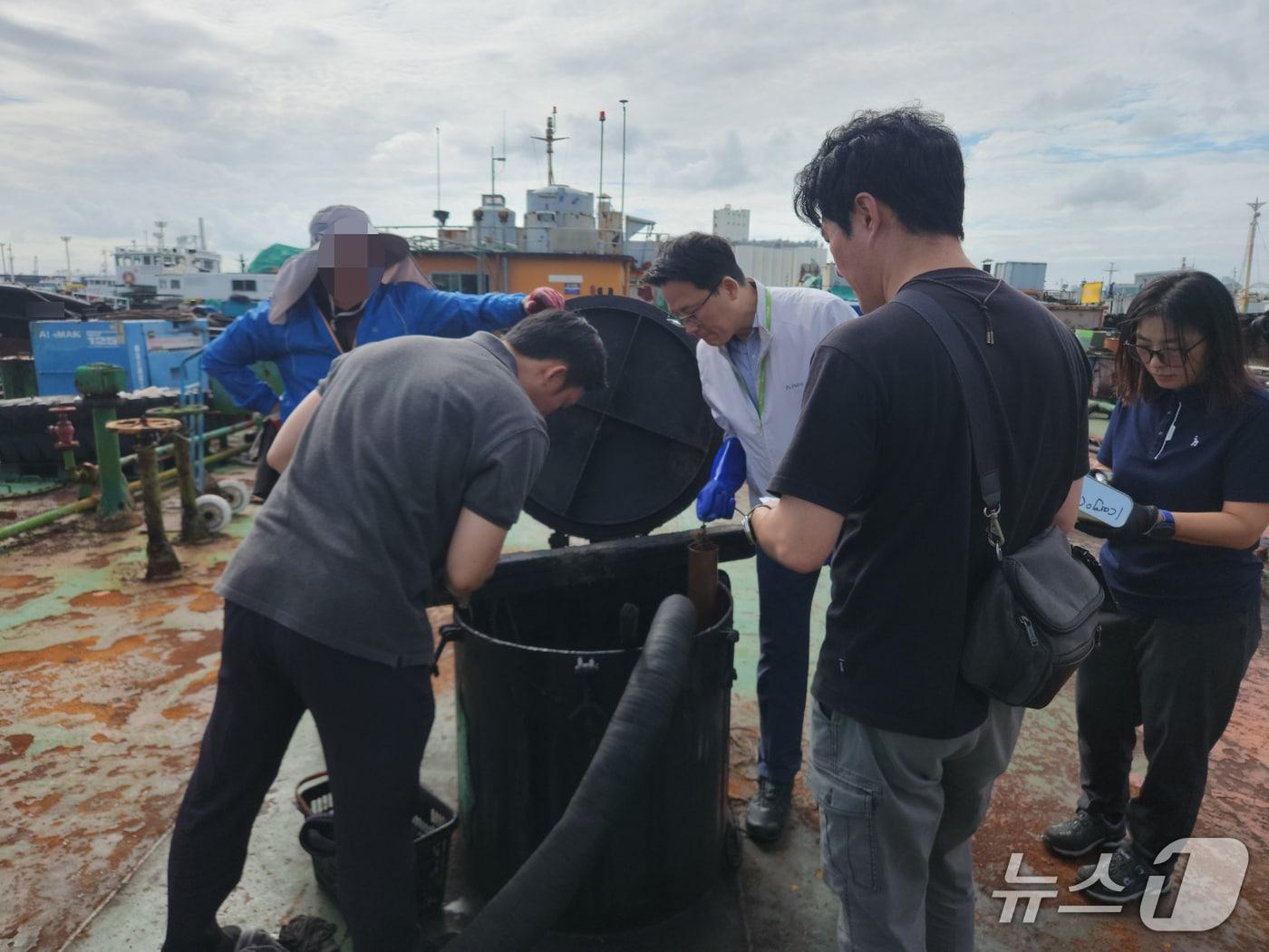 본문 이미지 - 불법 보관된 폐유를 적발, 현장에서 압수하는 모습 (해경 제공. 재판매 및 DB금지)