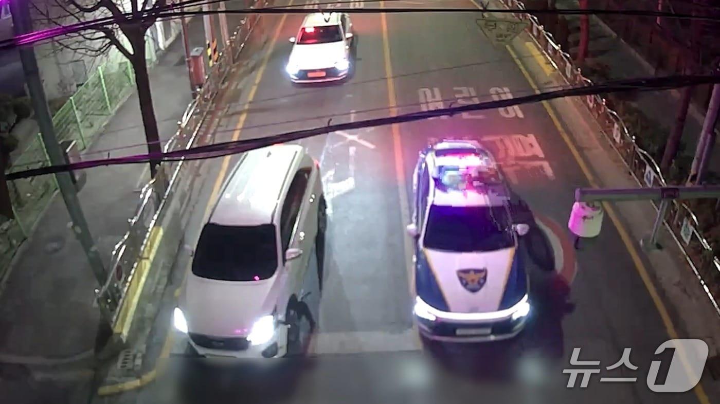 본문 이미지 - 음주운전 차량을 쫓는 순찰차와 택시(대전경찰청 제공) /뉴스1